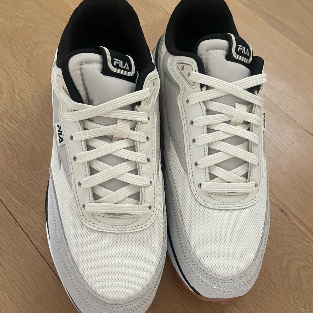🆕 Fila Classic White and Gray Athletic Shoes